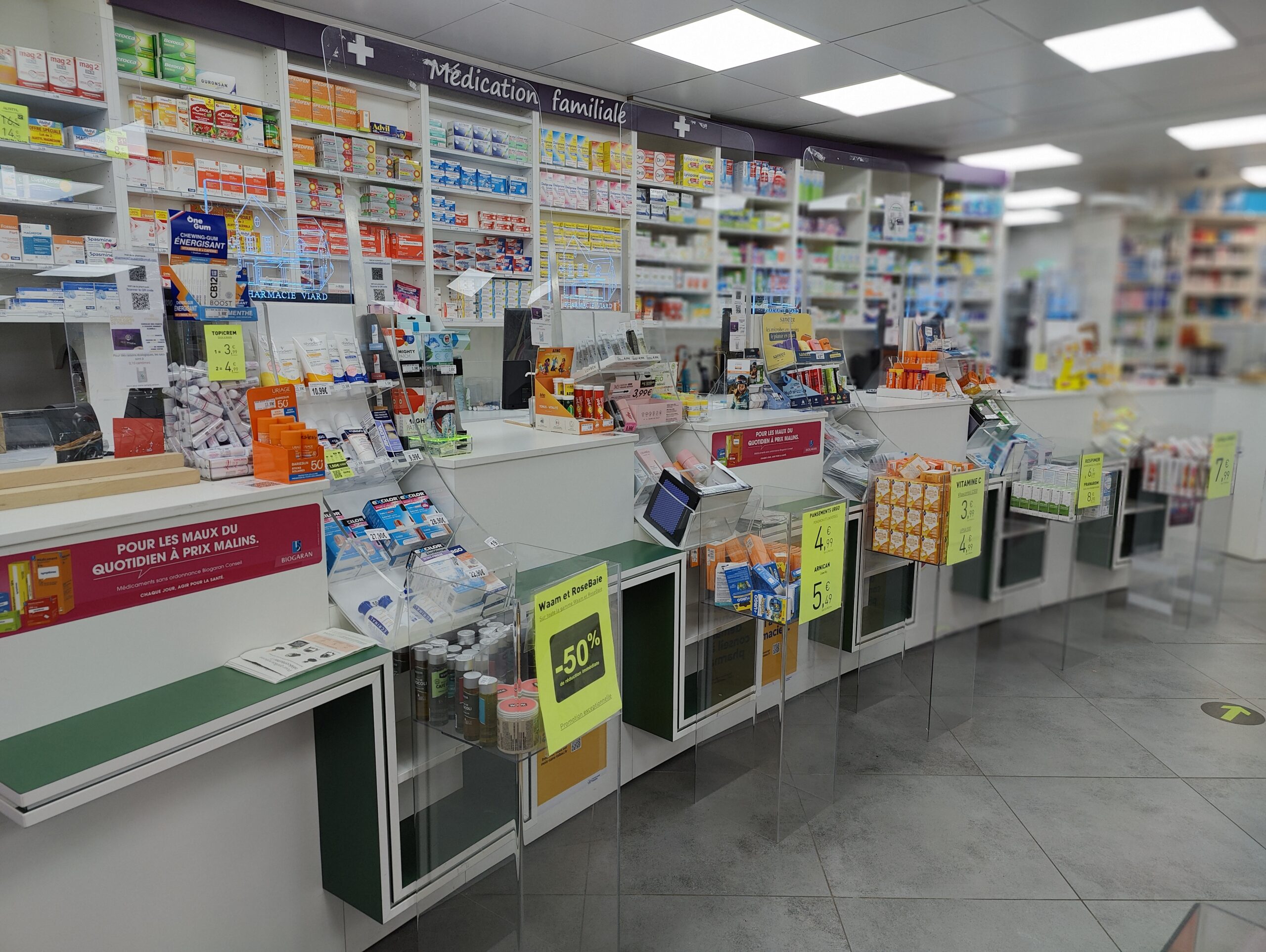Comptoirs d'accueil et espace de conseil de la Pharmacie de l'Église à Lieusaint.
