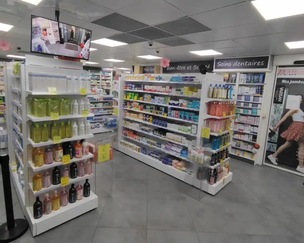 Intérieur de la Pharmacie de l'Église à Lieusaint avec rayons parapharmacie et soins dentaires.